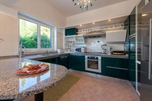 Villa Piano with Stunning View, heated outdoor pool & gaming room