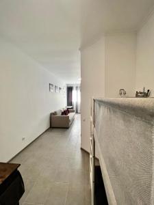 Neuwertiges Apartment mit schnellem WLAN, Netflix, Glasfaser, Kostenlose Privatparkplatz auch für Transporter geeignet R20