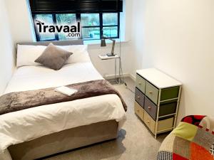 The Aviator Apartment - Farnborough - Allocated Parking, WI-FI & Self Check-in