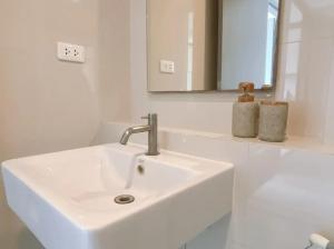 The Base Central PATTAYA Long Balcony King-Bed with Infinity Pool & Free Netflix