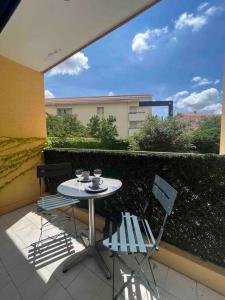 Appartements Studio lumineux avec terrasse : photos des chambres