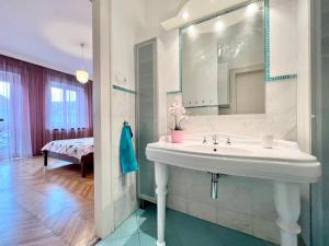 Exclusive Colourful Flat in the city