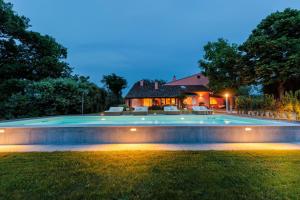 CĂ Uvenere, Modern Farmhouse with Pool