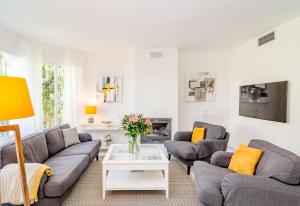 Tropical Getaway Townhouse in Nueva Andalucia close to Los Naranjos Golf