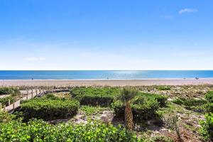 Gated beachfront condo with nice views, pools and gym - Ubytování bez kategorie ve městě Marco Island