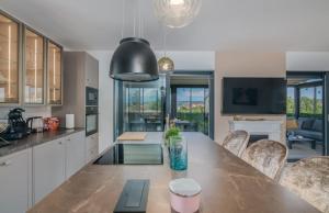 Tea Deluxe Apartment with private Pool