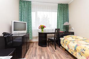 Basic Budget Triple Room room in Hotel Dzingel