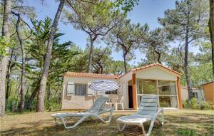 Maisons de vacances Beautiful home in L'Aiguillon-la-Presqu' with Outdoor swimming pool, WiFi and 2 Bedrooms : photos des chambres