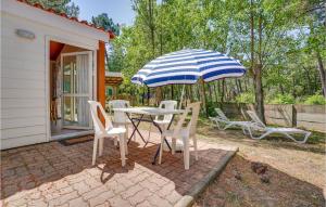 Maisons de vacances Beautiful home in L'Aiguillon-la-Presqu' with Outdoor swimming pool, WiFi and 2 Bedrooms : photos des chambres