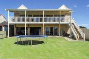 Hindmarsh Hideaway - Waterfront Pet-friendly Living with Private Jetty