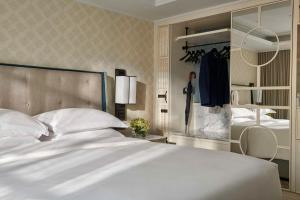 King Room room in Great Scotland Yard Hotel part of Hyatt