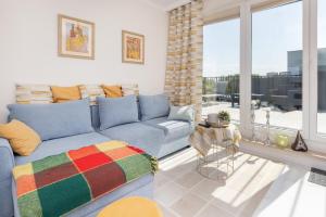Sunny Seaside Apartment with Terrace & Parking by Noclegi Renters
