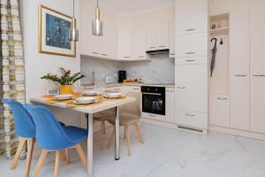 Sunny Seaside Apartments with Terrace & Parking by Renters