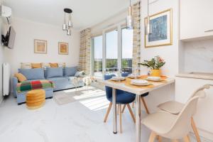 Sunny Seaside Apartment with Terrace & Parking by Noclegi Renters