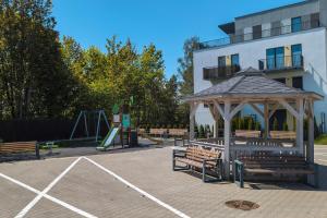 Sunny Seaside Apartment with Terrace & Parking by Noclegi Renters