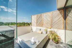 Divine 1BR PH with Private Pool and Spectacular Pools
