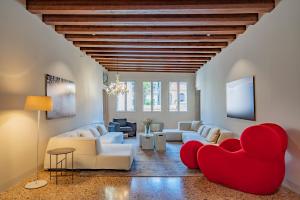 Sartor Apartment with Canal View and Private Court