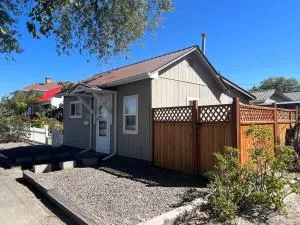 Cheerful pet-friendly bungalow right in town - Cimarron