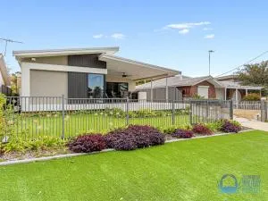 Water Lovers Haven in Mandurah - Singleton