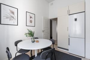 Historical 3BR Downtown Apartment with Sauna