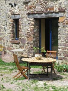 B&B / Chambres d'hotes LES CHAMBRES AUX LOUPS : Chambre Quadruple avec Salle de Bains Privative Séparée