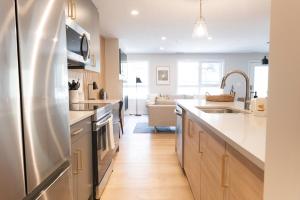 New Forest Floor 3BR 2BR Private Ground Level, 3 min drive to Town Center