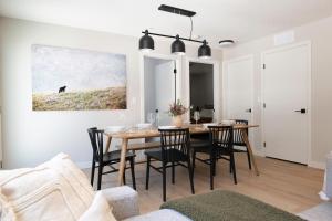 New Forest Floor 3BR 2BR Private Ground Level, 3 min drive to Town Center