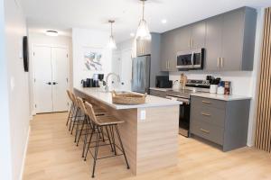 New Forest Floor 3BR 2BR Private Ground Level, 3 min drive to Town Center
