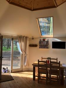 Woodpecker Cabin with Hot tub