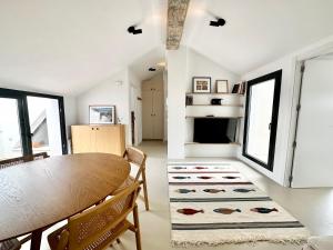 Peral Old Town Penthouse - EaW Homes