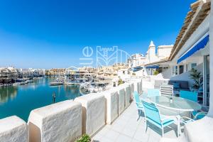 PUERTO DE BENALMÁDENA APARTAMENTO VACACIONAL con VISTAS AL MAR Y YATES TRES HABITACIONES 2 BAÑOS