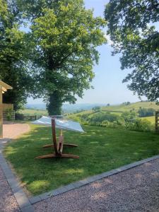 Little Acorn - Luxury shepherds hut lodge with private hot tub and garden