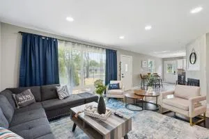 Charming Contemporary Family Home home - نايلز