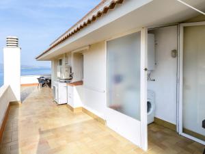LLANÇÀ 11 ÀTIC - Ático en primera línea de mar, gran terraza y piscina comunitaria - ES-228-60