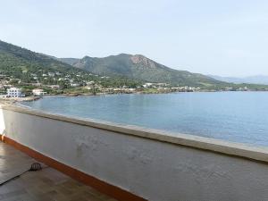 LLANÇÀ 11 ÀTIC - Ático en primera línea de mar, gran terraza y piscina comunitaria - ES-228-60