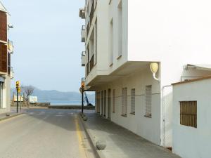 Apartamento en El Port de la Selva: Planta Baja, Terraza y WiFi a Metros de la Playa - ES-228-52