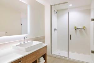 Executive Suite, Executive Suite, 1 King, Sofa bed room in Element West Des Moines