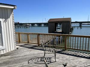 Boat House Studio - Water Front Pets WiFi Smart TV apts