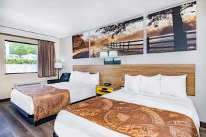 Deluxe Queen Room with Two Queen Beds - Disability Access- Smoking room in Days Inn by Wyndham Macon I-475
