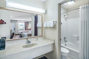 King Room - Smoking  room in Days Inn by Wyndham Macon I-475