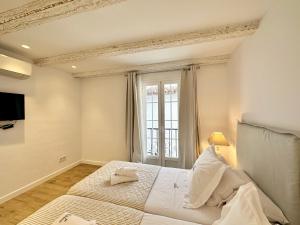 Old Town Modern Flat, 4 Minutes From Beach - EaW Homes