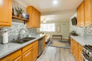 Homey South Lake Tahoe Getaway - 1 Mi to Beach