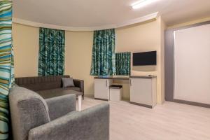 Side Meryam Suit Deluxe Hotel