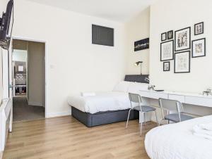 Guest Rooms in Anfiled Near Stadium, Free Parking