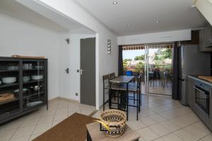 Maisons de vacances Cozy duplexterrace barbecue pool beach on foot : photos des chambres