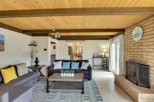 Sprawling California Ranch House with Courtyard! - 3hvězdičkové hotely ve městě Temecula