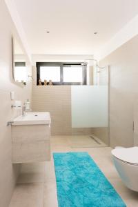 Aquarama Pool Apt. - Blue