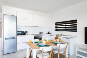 Aquarama Pool Apt. - Blue