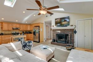 Fireside Relaxation Smoky Mountain Gem with Hot Tub