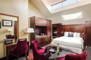 Executive Club Suite, Club lounge access, 1 King, Top floor